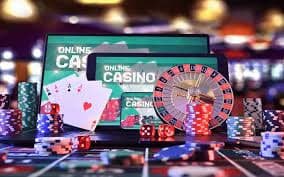 Dream Gaming chat interface showing player messages and dealer responses in multiple languages